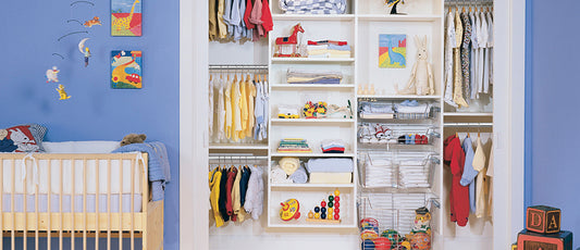 Les astuces pour organiser la garde-robe de bébé : comment gagner de l'espace et garder les vêtements bien rangés ?