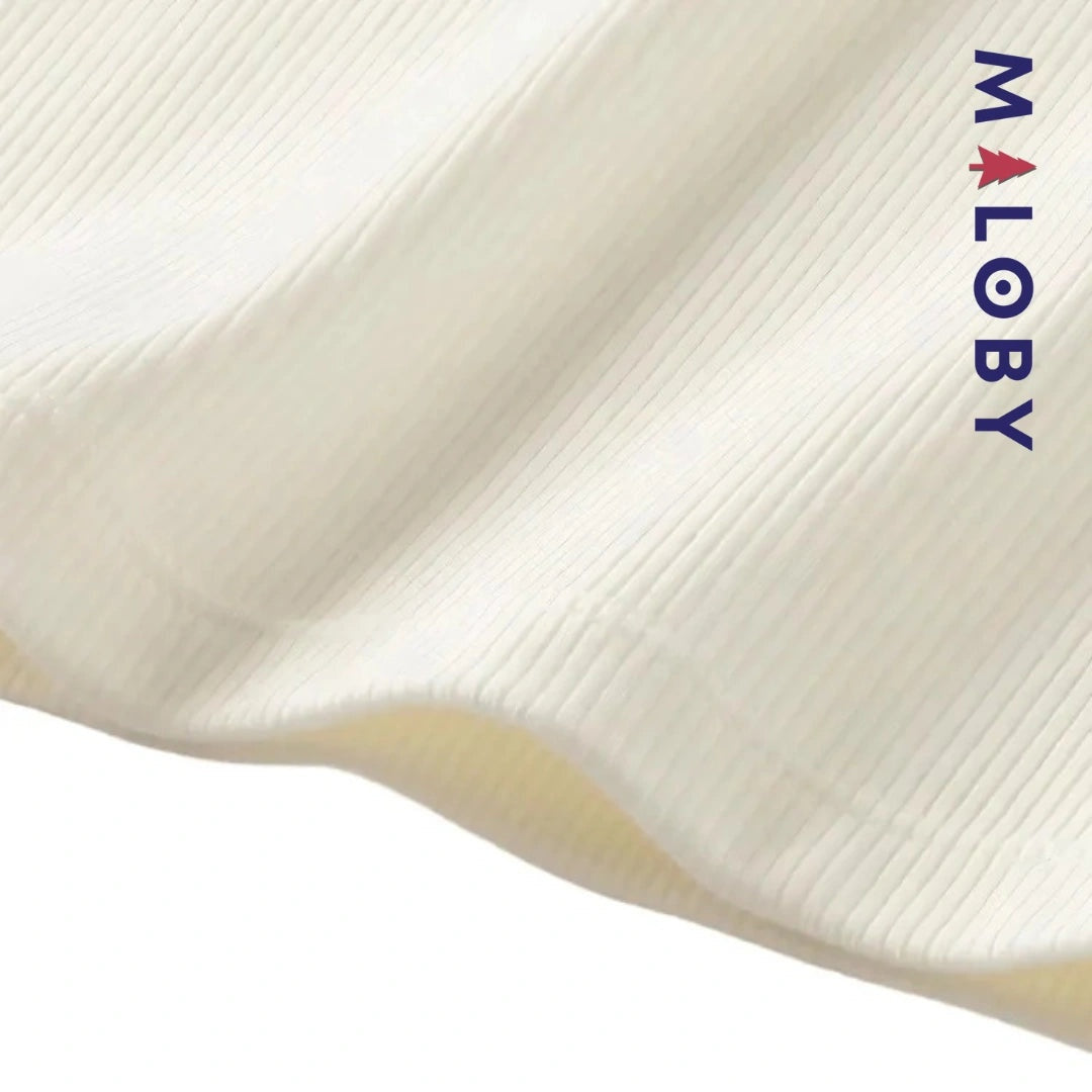 Chemise à col volanté blanche pour fille, idéale pour les occasions spéciales et les anniversaires.
