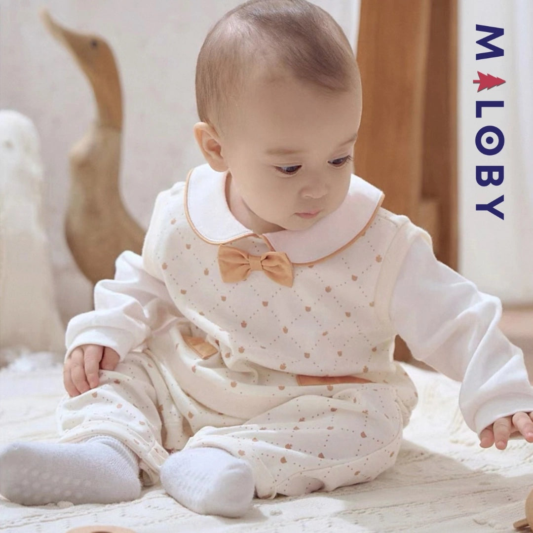 Combinaison habillée beige pour bébé garçon idéale pour anniversaires et occasions spéciales.