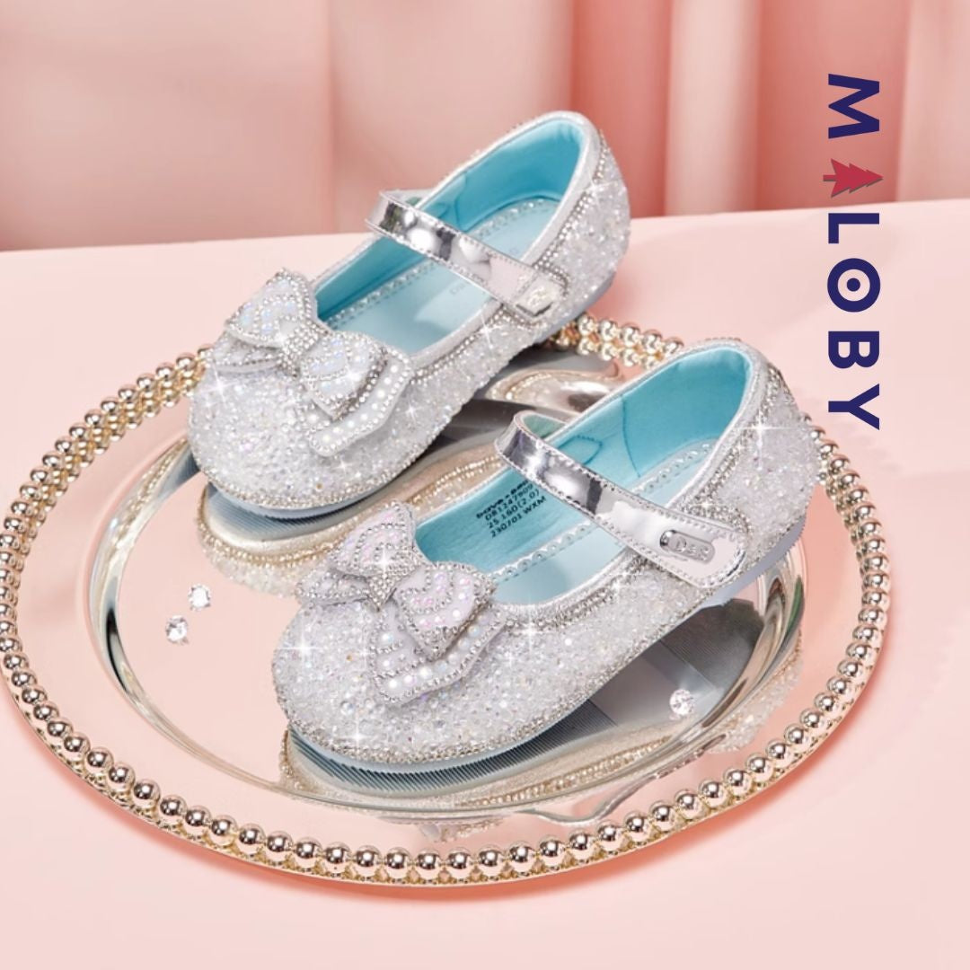 Babies de cérémonie à nœud pour fille en argent, parfaits pour événements et anniversaires.