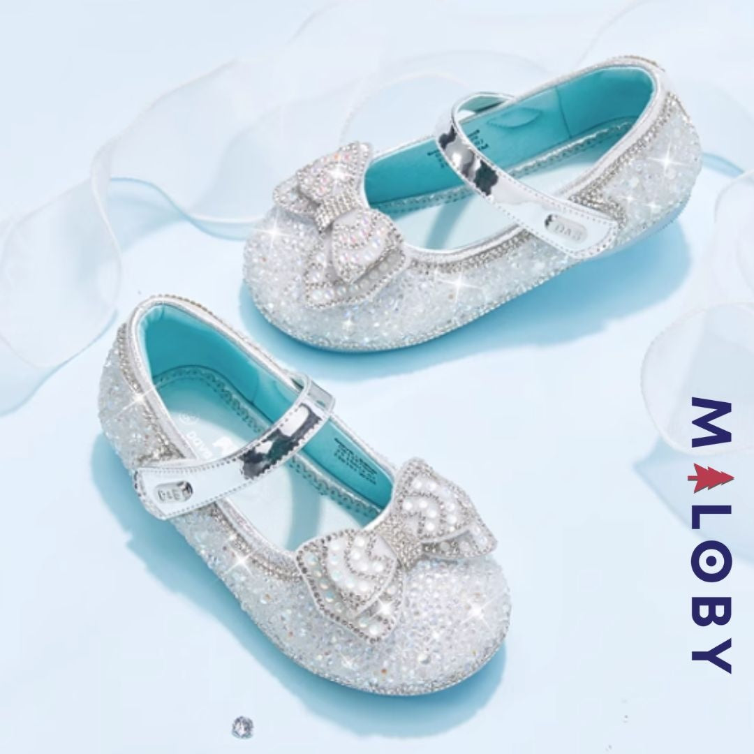Babies de cérémonie à nœud pour fille en argent, parfaits pour événements et anniversaires.