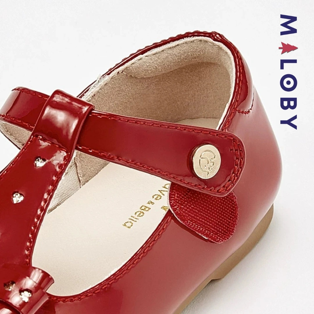 Bottines en cuir rouges à nœud pour fille, idéales pour les enfants et les occasions spéciales.