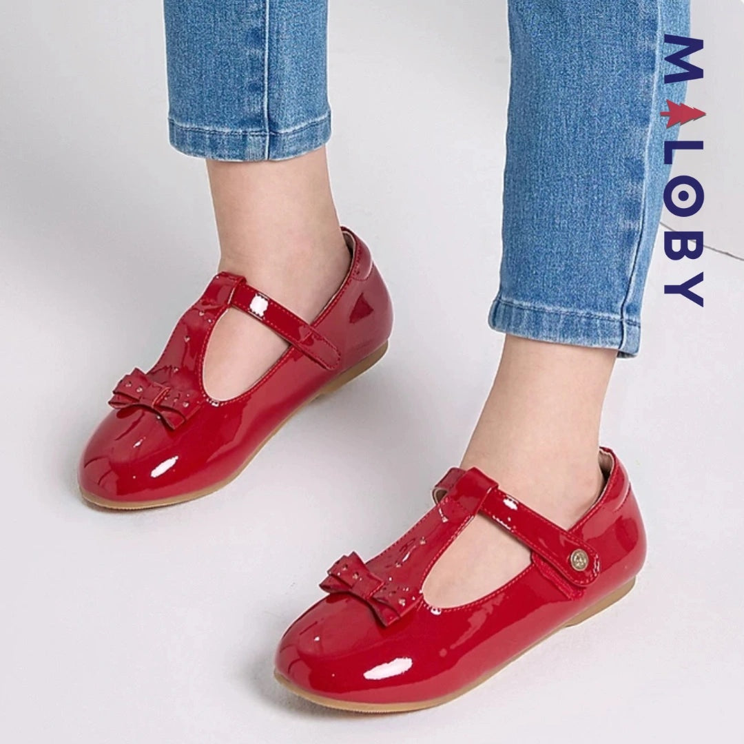 Bottines en cuir rouges à nœud pour fille, idéales pour les enfants et les occasions spéciales.