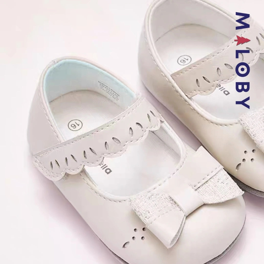Ballerines élégantes pour bébé fille en beige, confort et style pour les cérémonies.