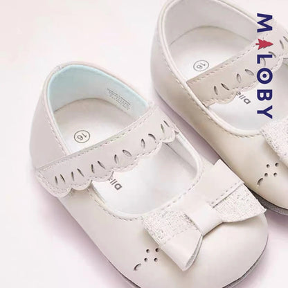 Ballerines élégantes pour bébé fille en beige, confort et style pour les cérémonies.