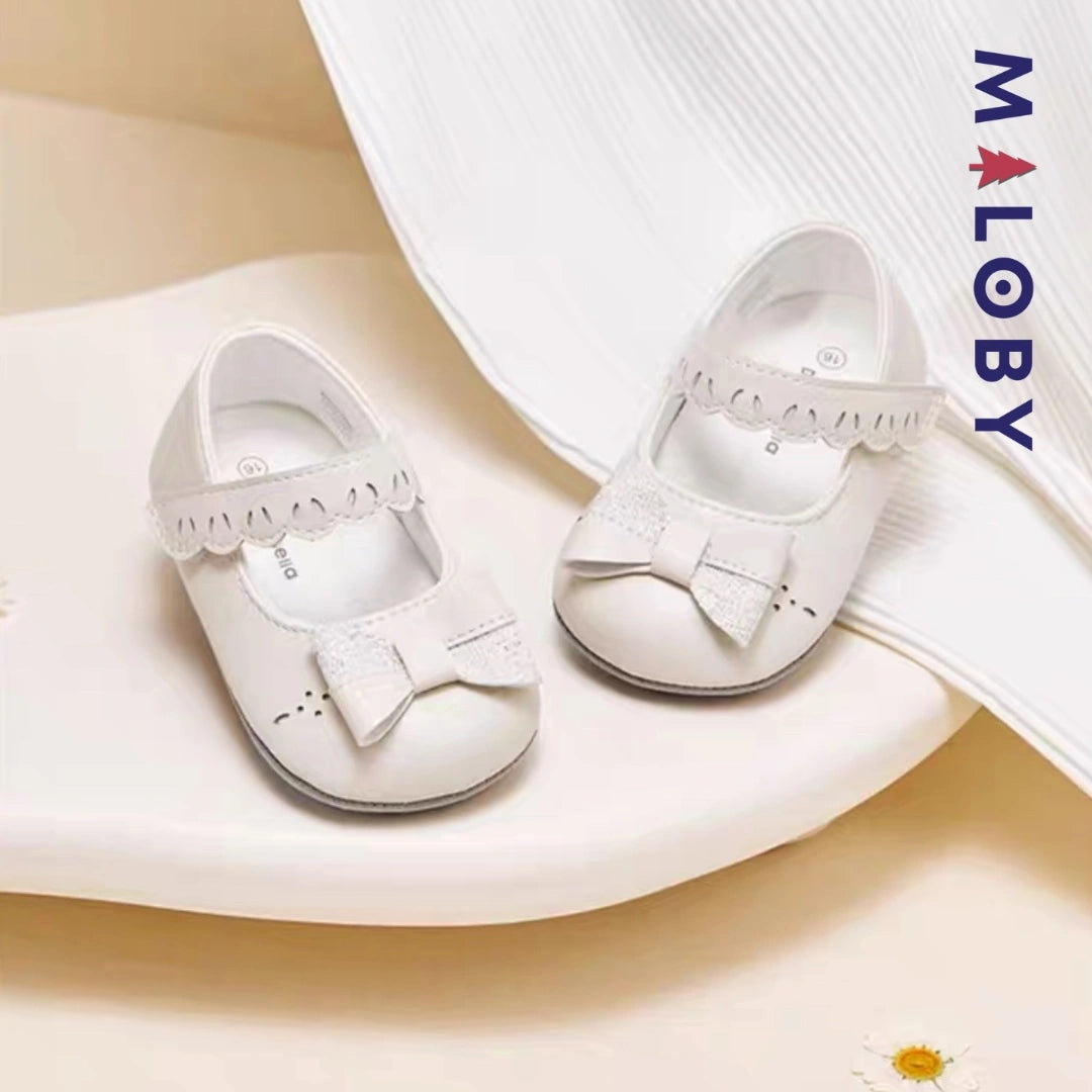 Ballerines élégantes pour bébé fille en beige, confort et style pour les cérémonies.