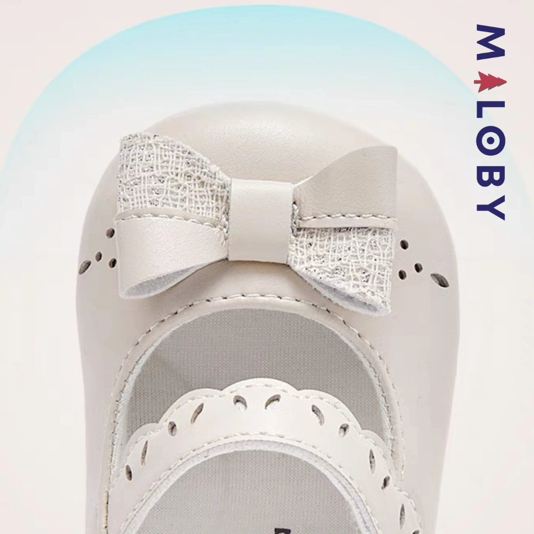 Ballerines élégantes pour bébé fille en beige, confort et style pour les cérémonies.