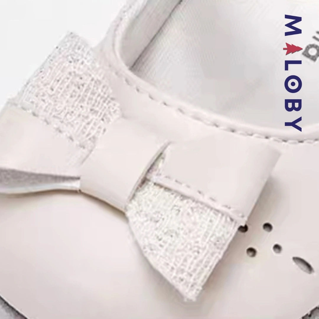 Ballerines élégantes pour bébé fille en beige, confort et style pour les cérémonies.