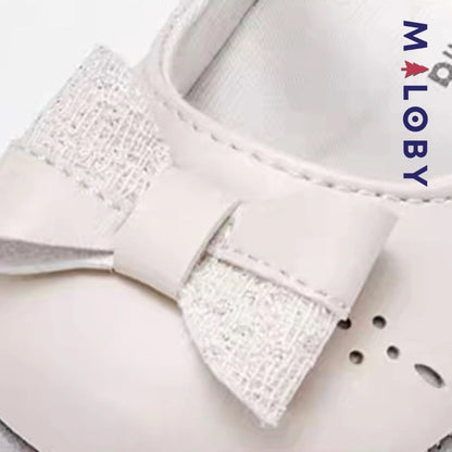 Ballerines élégantes pour bébé fille en beige, confort et style pour les cérémonies.