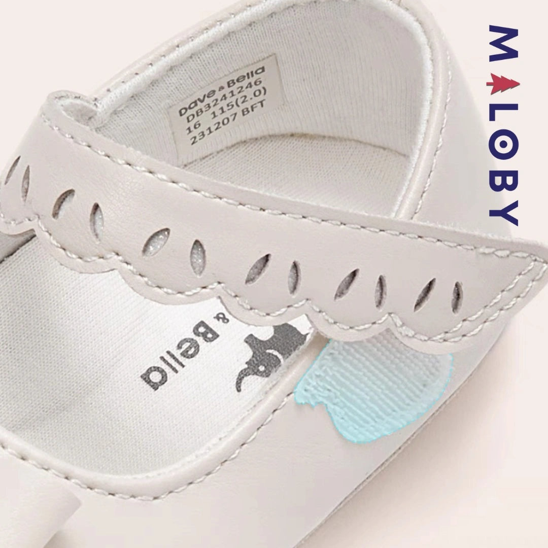 Ballerines élégantes pour bébé fille en beige, confort et style pour les cérémonies.