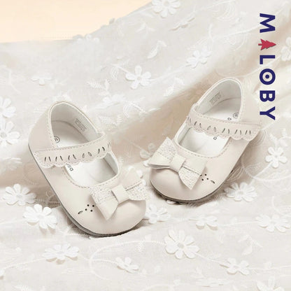 Ballerines élégantes pour bébé fille en beige, confort et style pour les cérémonies.
