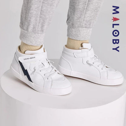 Baskets montantes blanches pour enfant garçon, idéales pour le quotidien et les occasions spéciales.