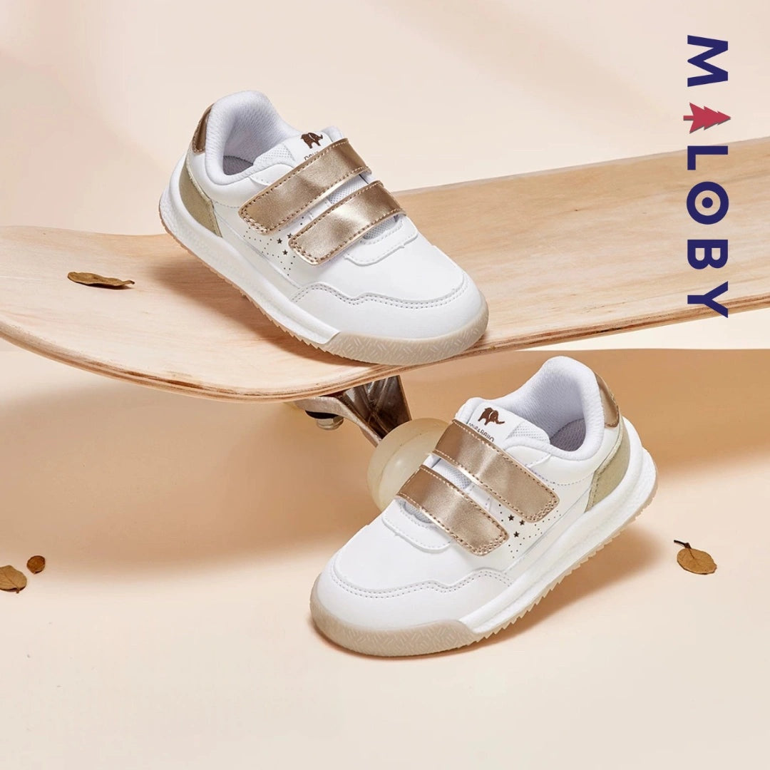 Baskets scratchées blanches avec motifs cerise pour enfants, parfaites pour toutes les occasions.