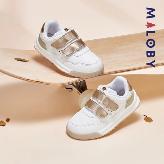 Baskets scratchées blanches avec motifs cerise pour enfants, parfaites pour toutes les occasions.