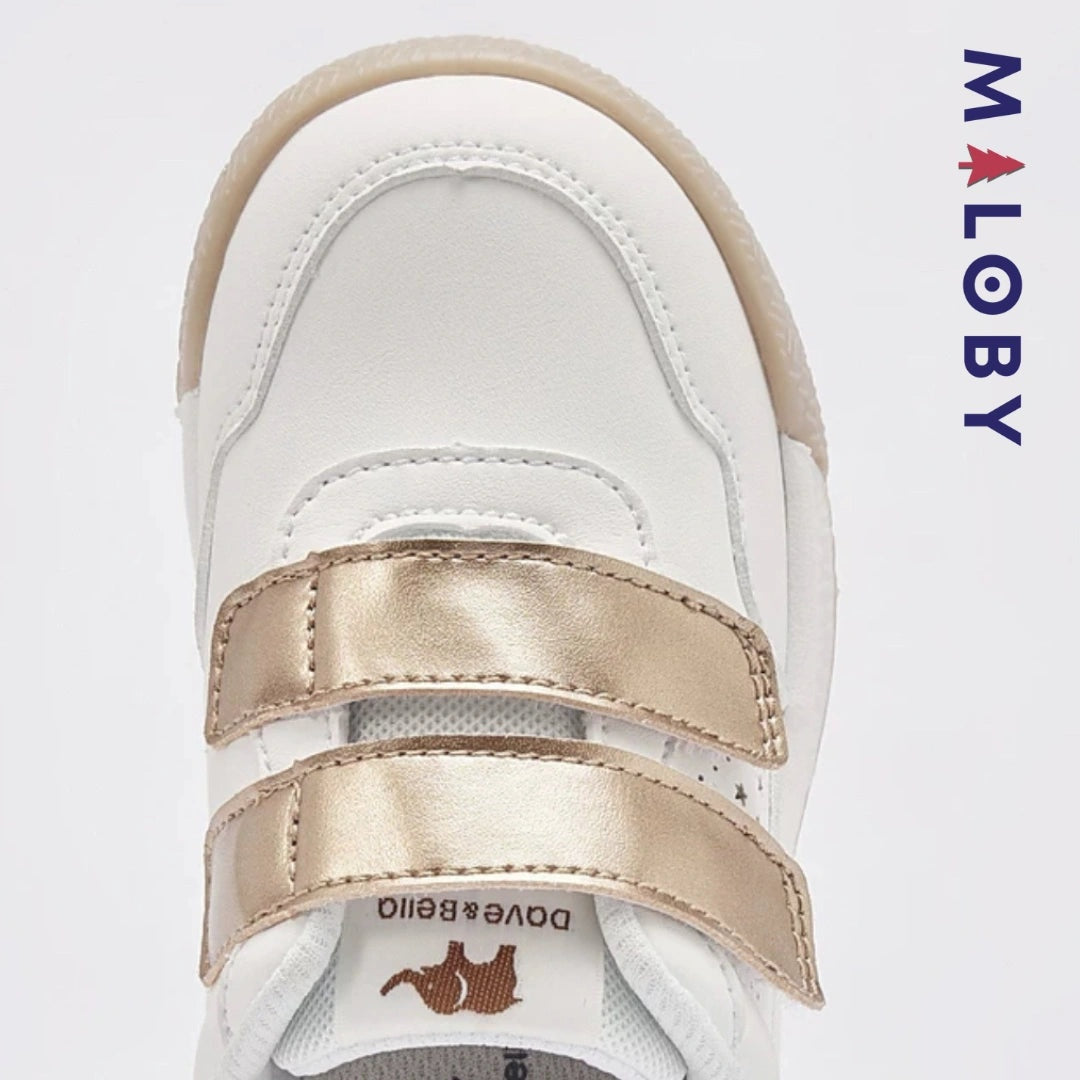 Baskets scratchées blanches avec motifs cerise pour enfants, parfaites pour toutes les occasions.