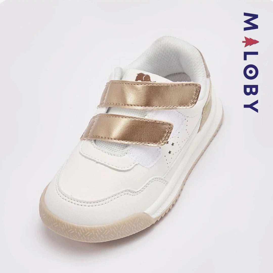 Baskets scratchées blanches avec motifs cerise pour enfants, parfaites pour toutes les occasions.
