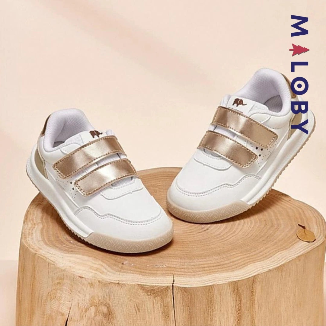 Baskets scratchées blanches avec motifs cerise pour enfants, parfaites pour toutes les occasions.
