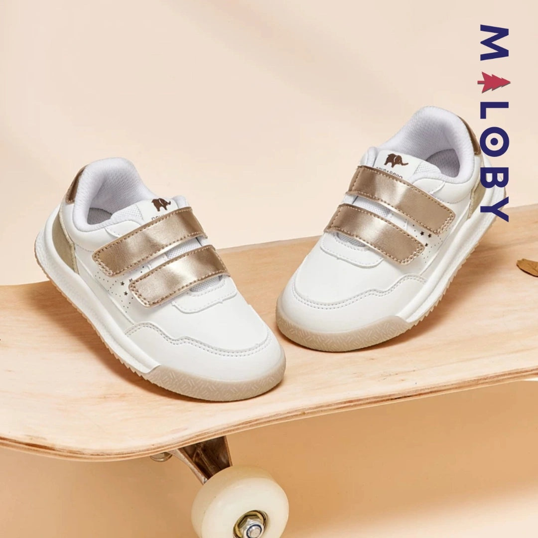 Baskets scratchées blanches avec motifs cerise pour enfants, parfaites pour toutes les occasions.
