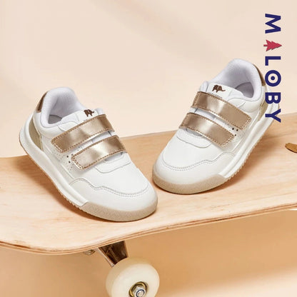 Baskets scratchées blanches avec motifs cerise pour enfants, parfaites pour toutes les occasions.