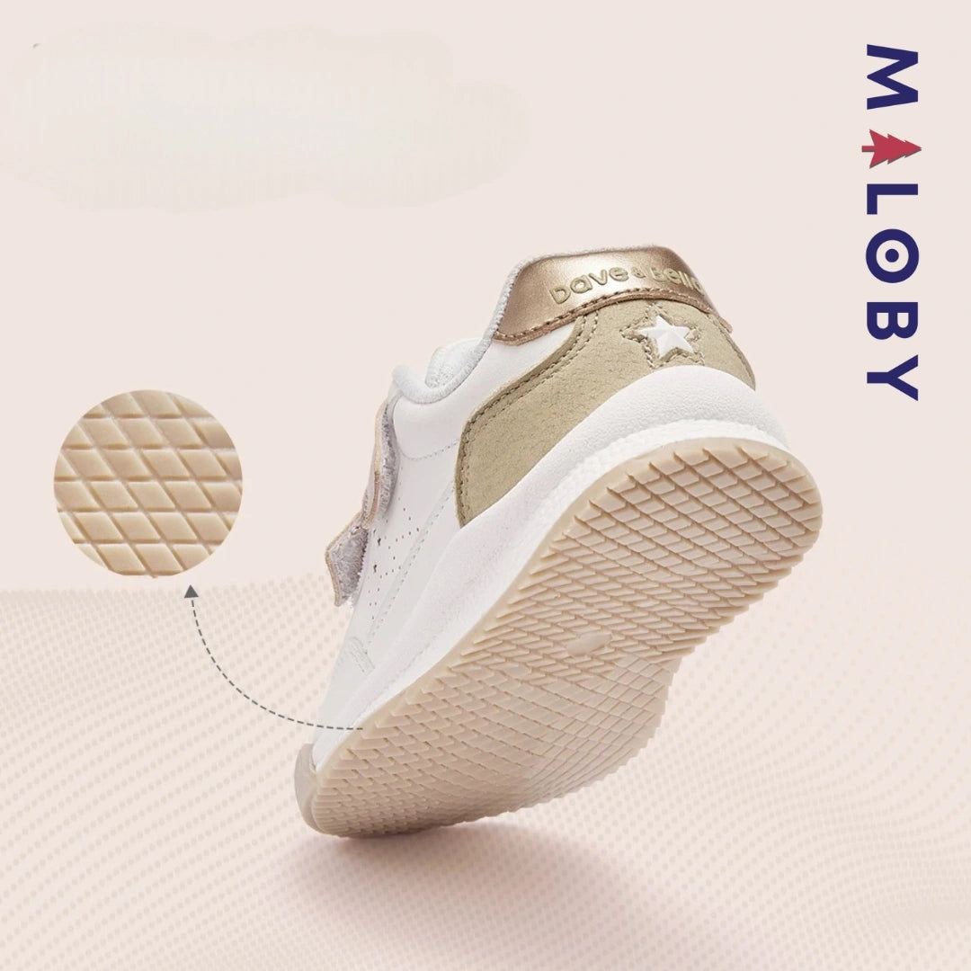 Baskets scratchées blanches avec motifs cerise pour enfants, parfaites pour toutes les occasions.