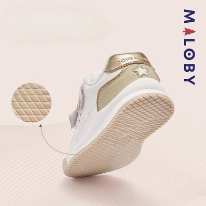 Baskets scratchées blanches avec motifs cerise pour enfants, parfaites pour toutes les occasions.