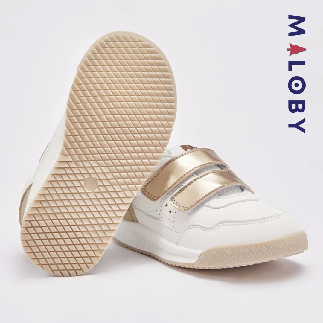 Baskets scratchées blanches avec motifs cerise pour enfants, parfaites pour toutes les occasions.