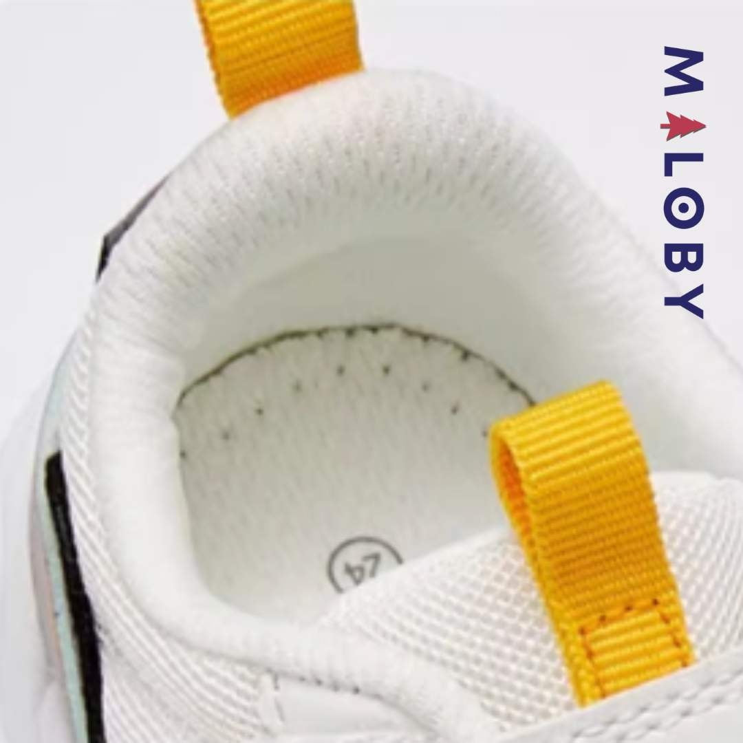 Baskets sport blanches avec semelle épaisse pour enfants, confort et style