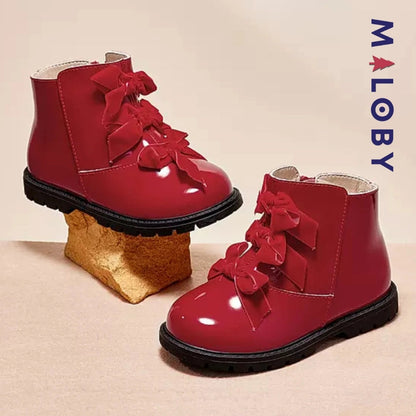Boots à nœud rouges pour fille, parfaites pour les occasions spéciales et le quotidien.