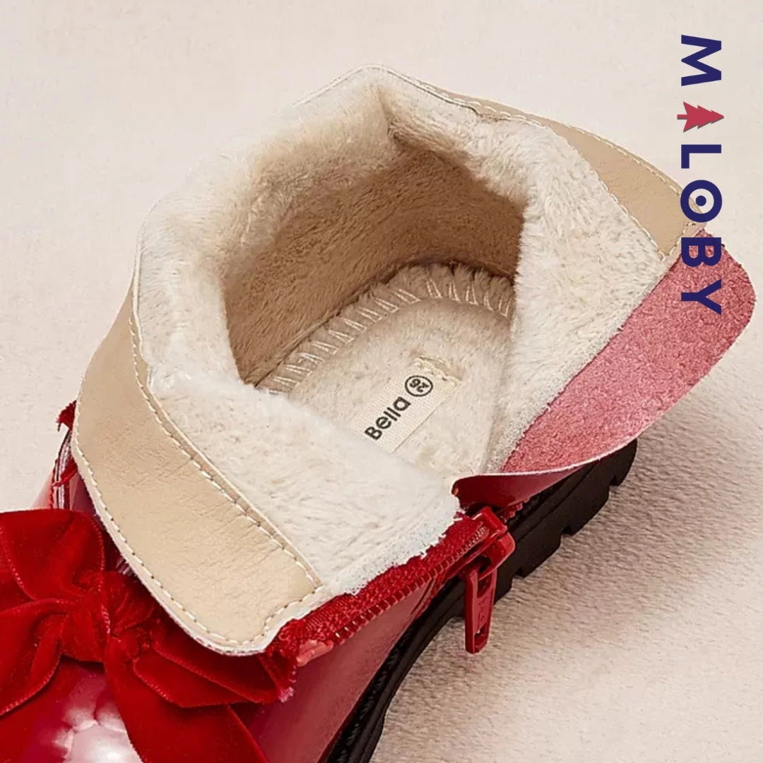 Boots à nœud rouges pour fille, parfaites pour les occasions spéciales et le quotidien.