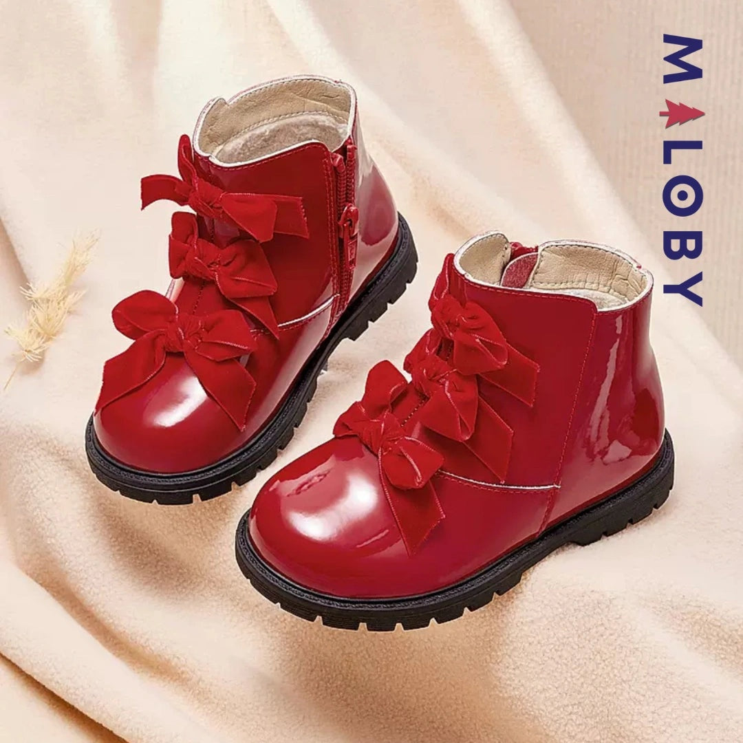 Boots à nœud rouges pour fille, parfaites pour les occasions spéciales et le quotidien.