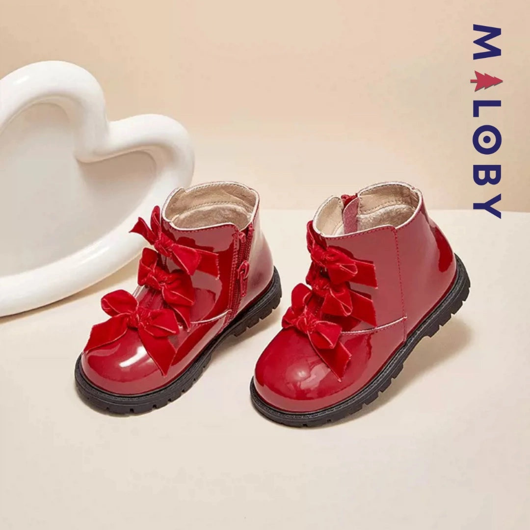 Boots à nœud rouges pour fille, parfaites pour les occasions spéciales et le quotidien.