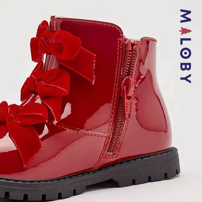 Boots à nœud rouges pour fille, parfaites pour les occasions spéciales et le quotidien.