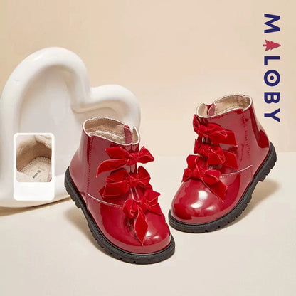 Boots à nœud rouges pour fille, parfaites pour les occasions spéciales et le quotidien.
