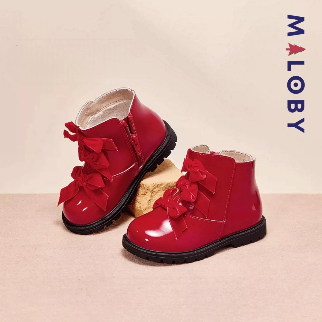 Boots à nœud rouges pour fille, parfaites pour les occasions spéciales et le quotidien.