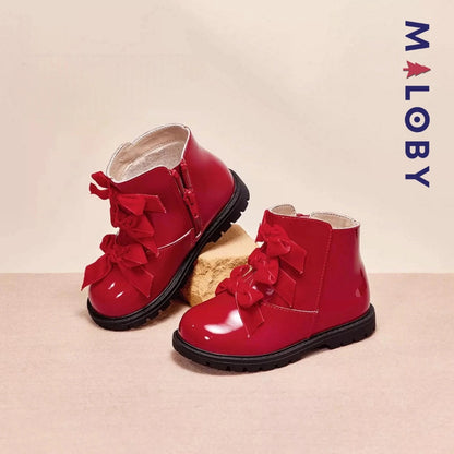 Boots à nœud rouges pour fille, parfaites pour les occasions spéciales et le quotidien.