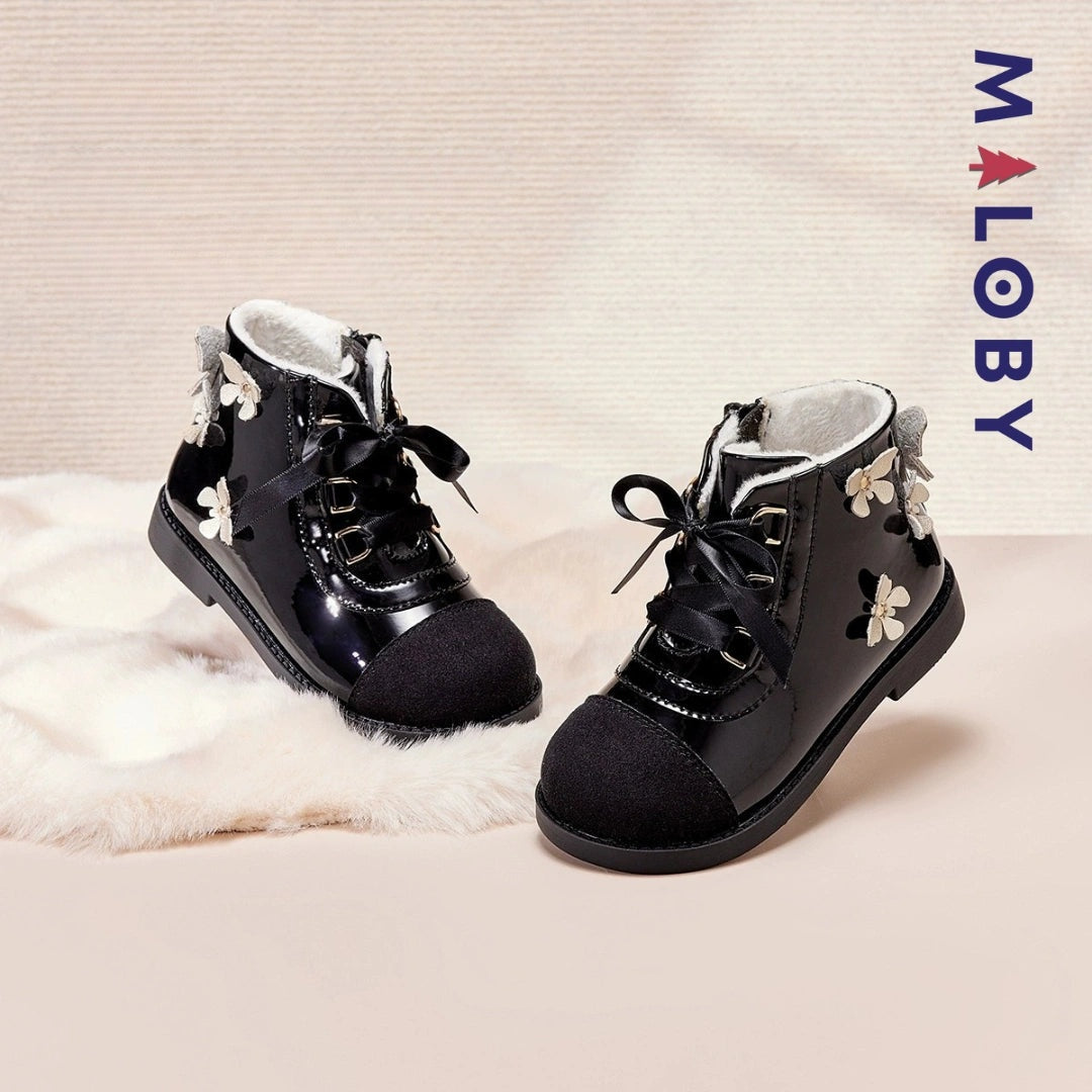 Boots noires avec motif papillon pour fille, parfaites pour les enfants et les événements spéciaux.