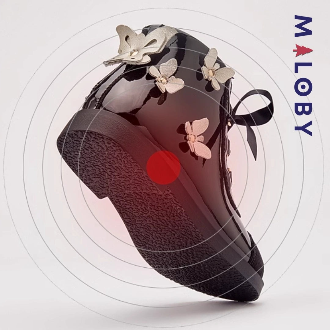 Boots noires avec motif papillon pour fille, parfaites pour les enfants et les événements spéciaux.