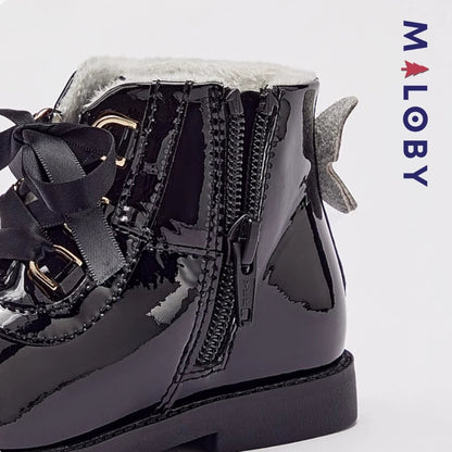 Boots noires avec motif papillon pour fille, parfaites pour les enfants et les événements spéciaux.