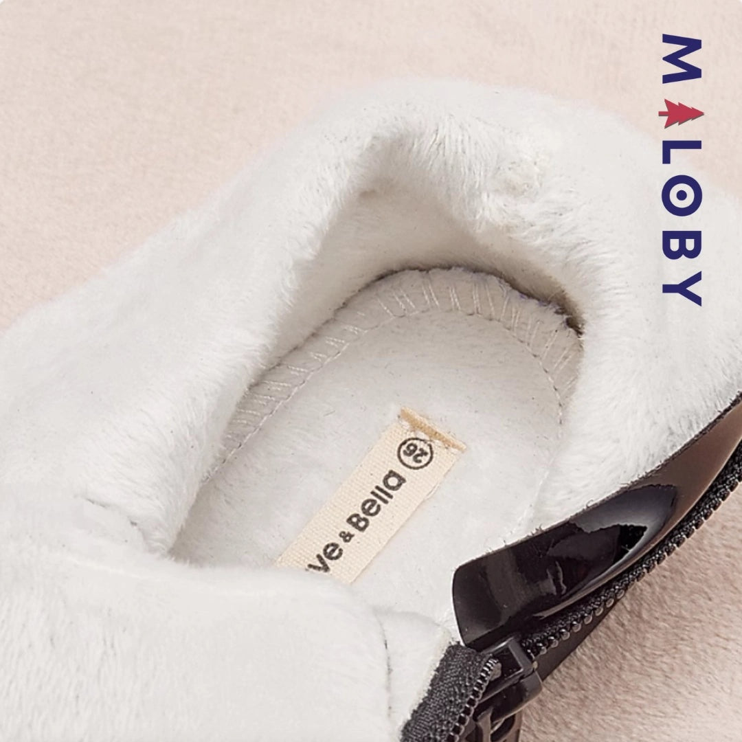 Boots noires avec motif papillon pour fille, parfaites pour les enfants et les événements spéciaux.