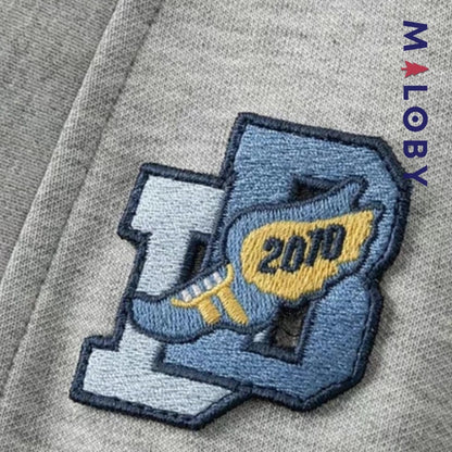 Cardigan chemise intégrée pour garçon, gris, idéal pour les anniversaires et les vêtements d'enfants au Maroc.