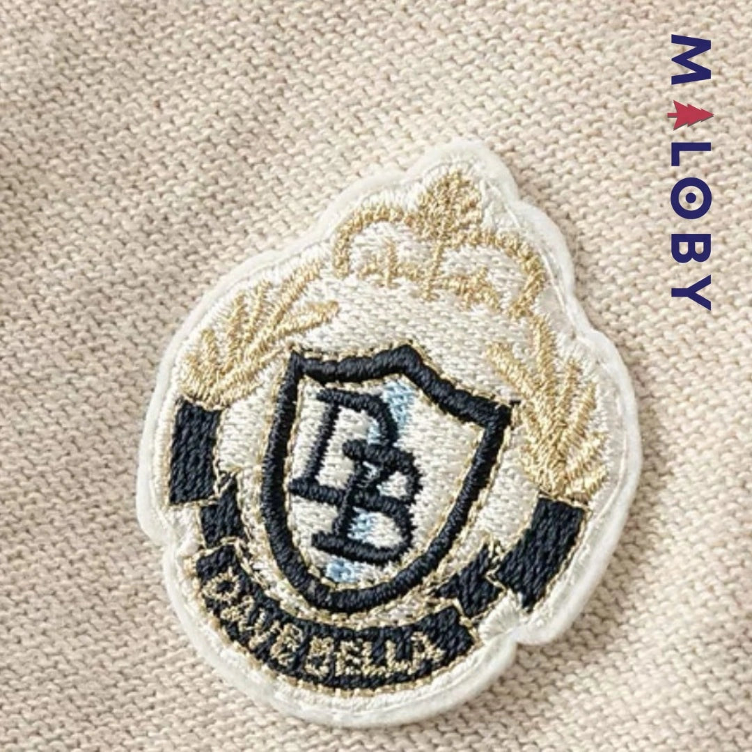 Cardigan en maille beige pour garçon, idéale pour les vêtements d'enfants et les occasions spéciales.