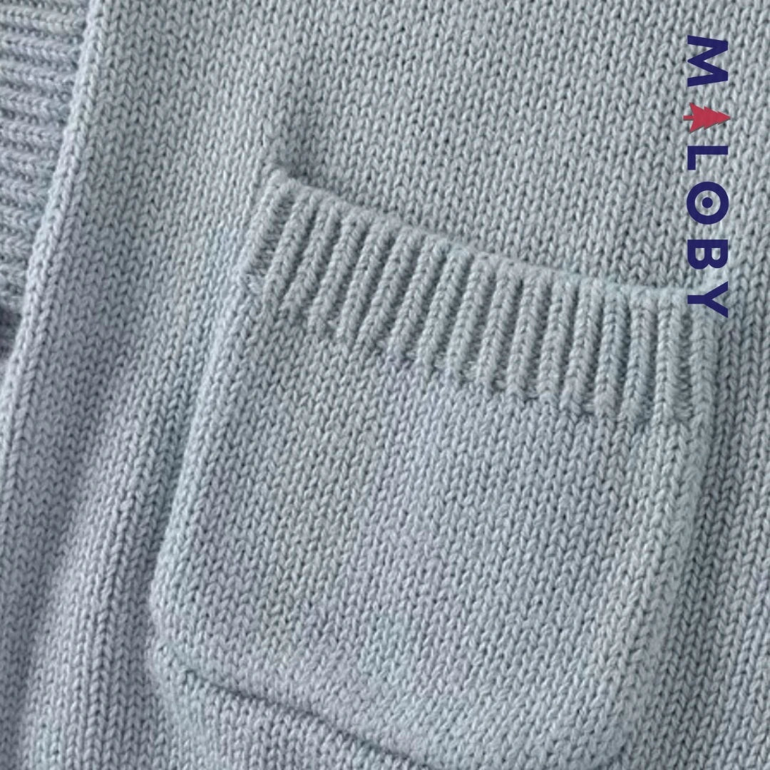 Cardigan en maille bleu ciel pour garçon, idéal pour les vêtements d'anniversaire et les occasions spéciales.