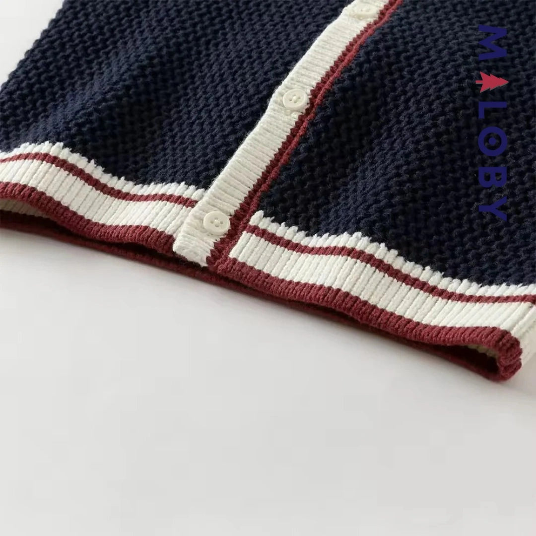 Cardigan en maille marine pour garçon, parfait pour les vêtements enfants au Maroc.