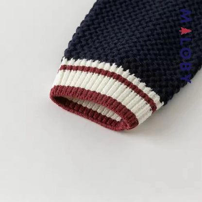 Cardigan en maille marine pour garçon, parfait pour les vêtements enfants au Maroc.