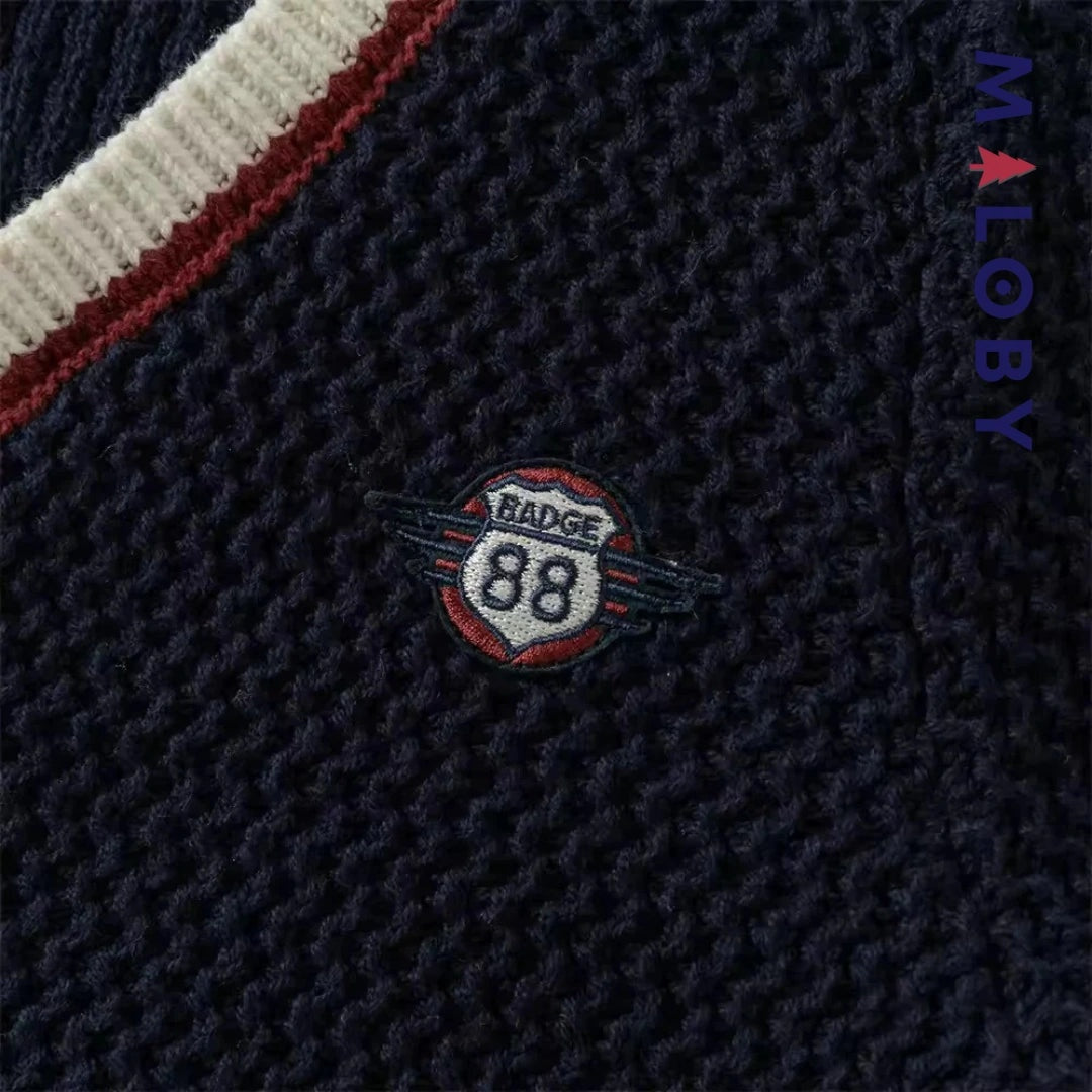 Cardigan en maille marine pour garçon, parfait pour les vêtements enfants au Maroc.