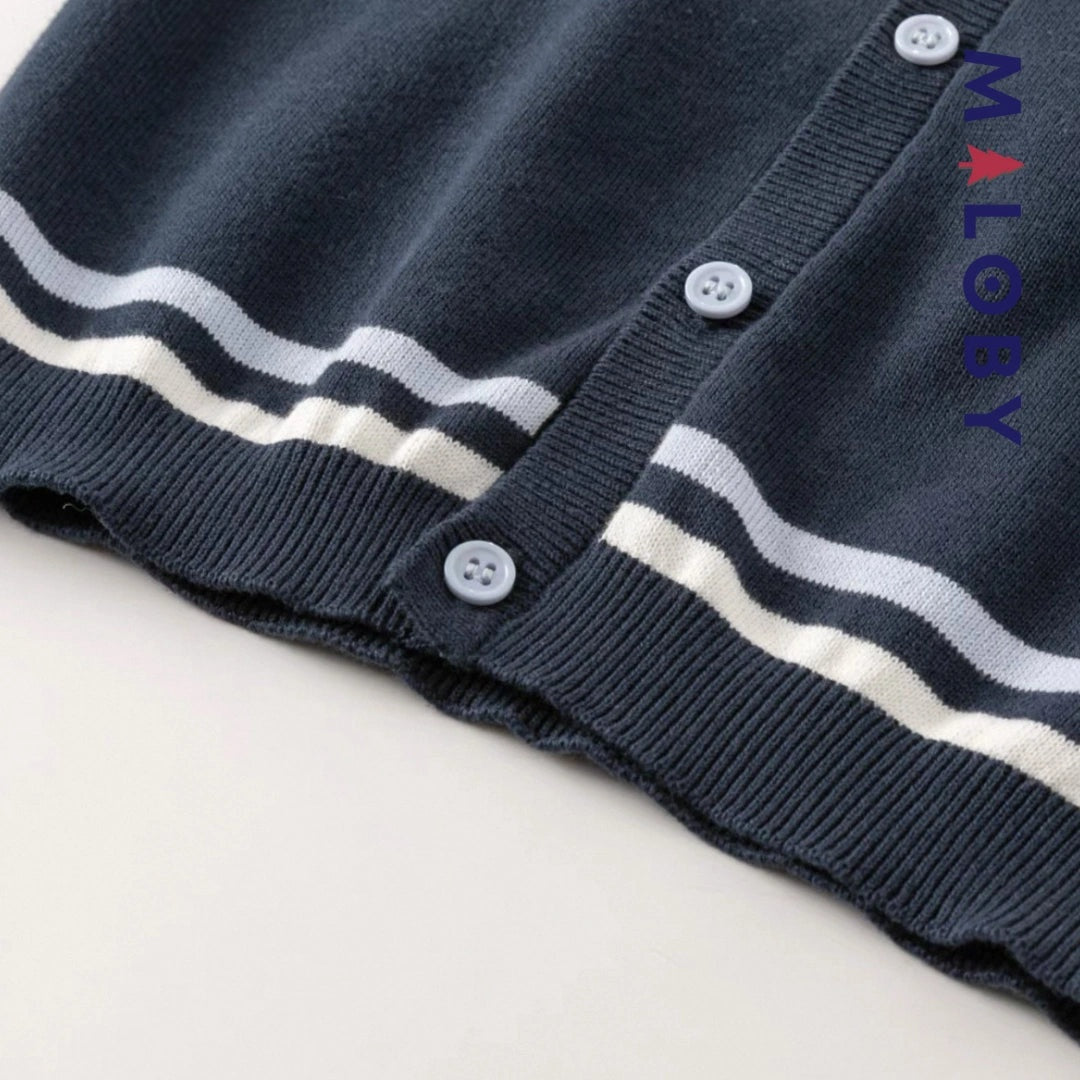 Cardigan en maille marine pour garçon, idéal pour les vêtements enfants et les anniversaires.