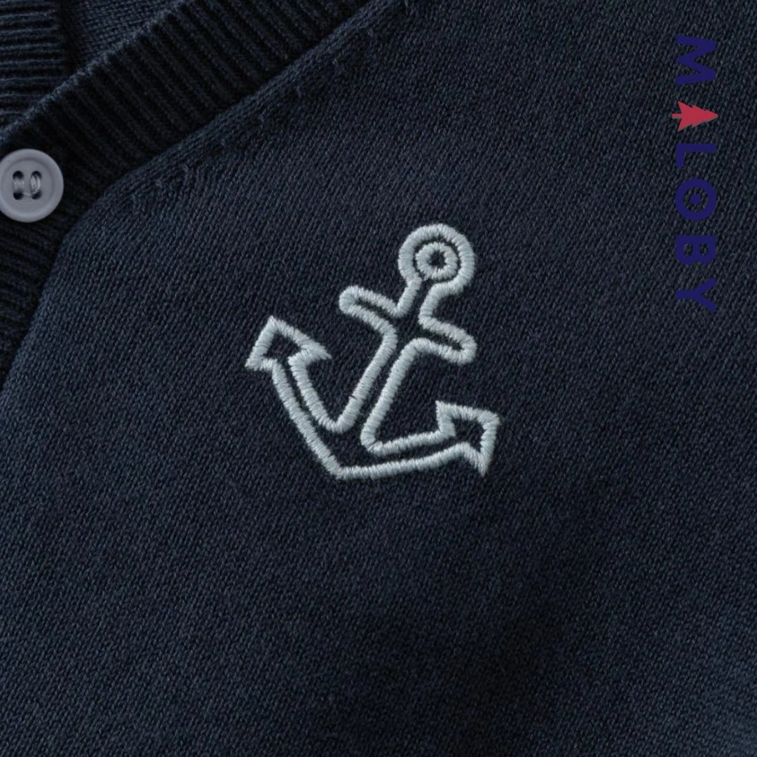 Cardigan en maille marine pour garçon, idéal pour les vêtements enfants et les anniversaires.