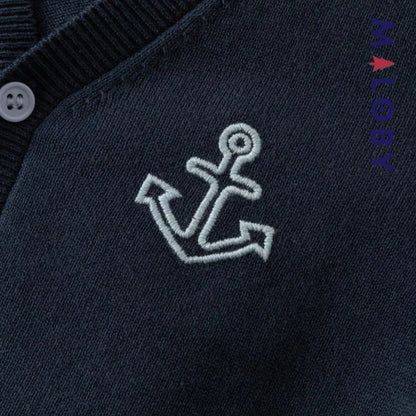 Cardigan en maille marine pour garçon, idéal pour les vêtements enfants et les anniversaires.