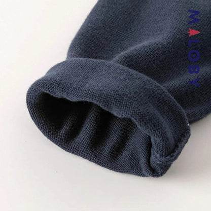 Cardigan en maille marine pour garçon, idéal pour les vêtements enfants et les anniversaires.