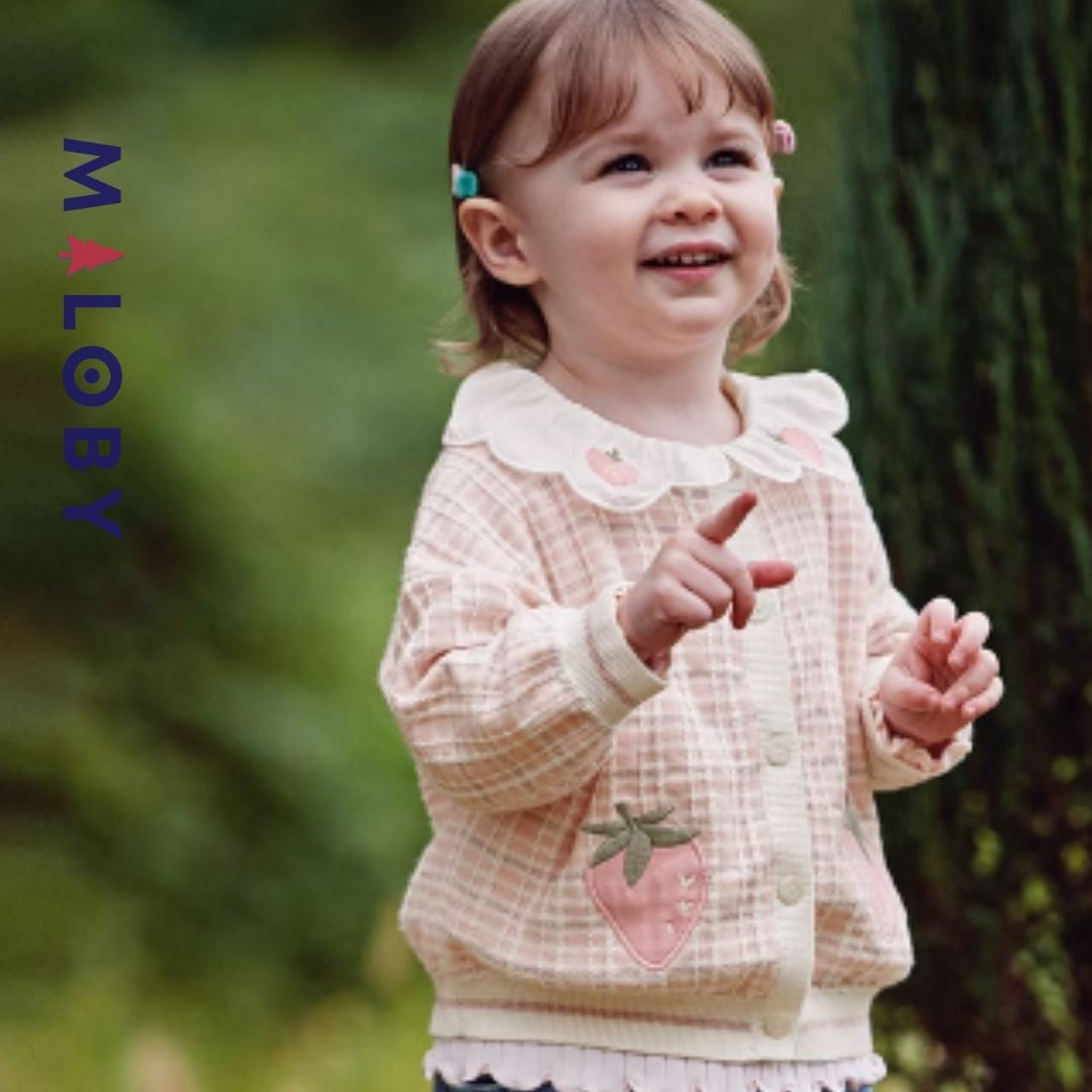 Cardigan rose à motif fraise pour enfants, parfait pour les anniversaires et les occasions spéciales.